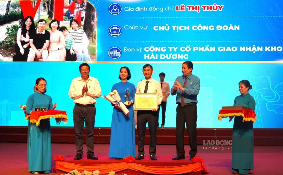 LĐLĐ TP Hải Phòng biểu dương 90 gia đình CNVCLĐ tiêu biểu giai đoạn 2023-2025. Ảnh: Mai Dung