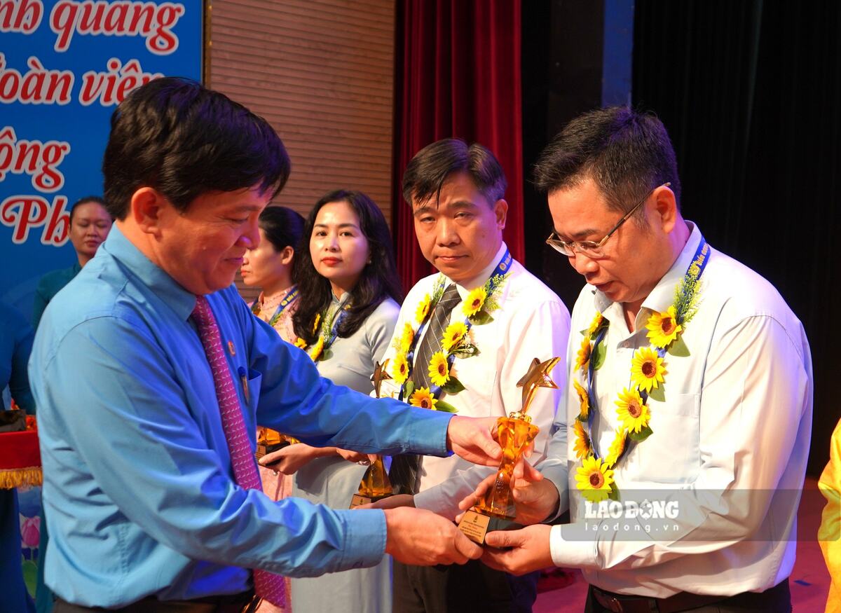 Vice President of the Vietnam General Confederation of Labor Nguyen Xuan Hung presents symbols to typical collectives. Photo: Mai Dung