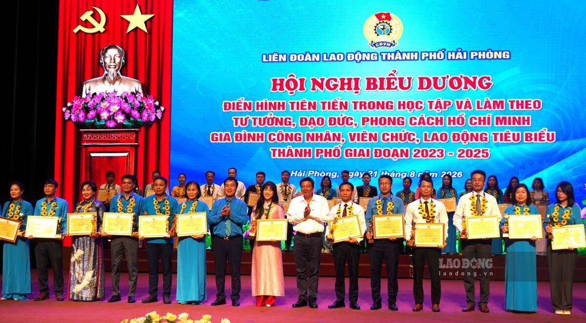 39 tập thể, 72 cá nhân được biểu dương vì thành tích trong học tập và làm theo tấm gương đạo đức Hồ Chí Minh. Ảnh: Mai Dung