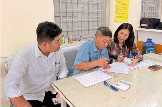 The working group of Phu Tho Social Insurance goes to the grassroots level to verify pensioners. Photo: Phu Tho Social Insurance