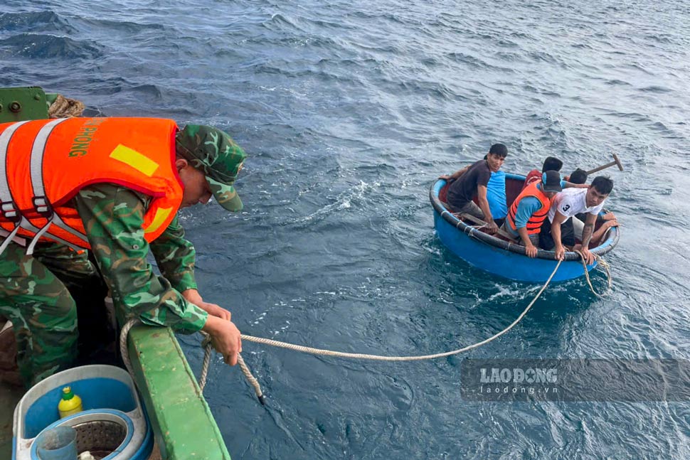 Cán bộ, chiến sĩ Đồn Biên phòng Cát Khánh ứng cứu 12 ngư dân gặp nạn trên biển. Ảnh: Công Cường