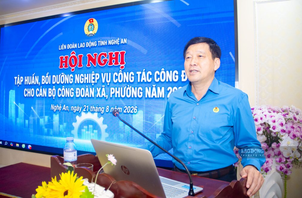 Ông Kha Văn Tám - Chủ tịch Liên đoàn Lao động tỉnh Nghệ An phát biểu tại hội nghị. Ảnh: Duy Chương
