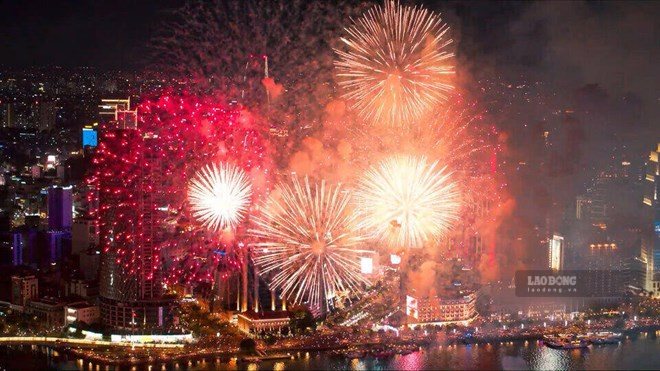 Fireworks brightly shine in the sky of Ho Chi Minh City on April 30, 2026. Photo: Anh Tu