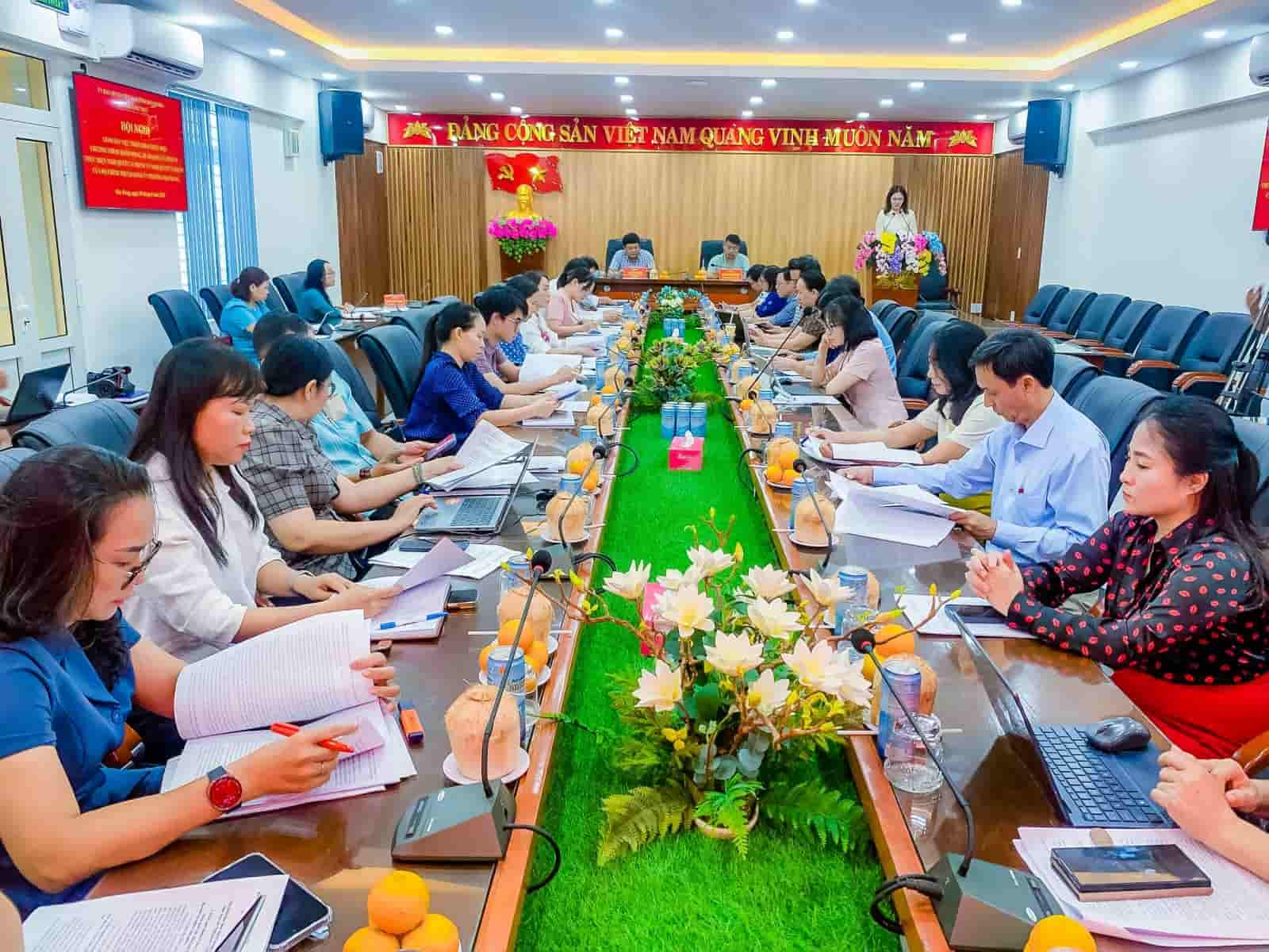 The supervisory delegation worked with the Party Committee of Nha Trang Ward, requesting urgently to consolidate the apparatus at the Ward Health Station. Photo: Huu Thong