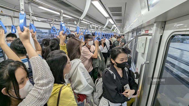 トゥードゥック駅からホーチミン市中心部へ向かうメトロ列車は乗客でいっぱいです。写真:アイン・トゥー