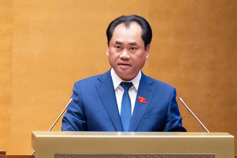 Member of the Party Central Committee, Minister of Agriculture and Environment Trinh Viet Hung said that it is not necessary to include notarization of land transactions in the amended Land Law. Photo: Quochoi. vn