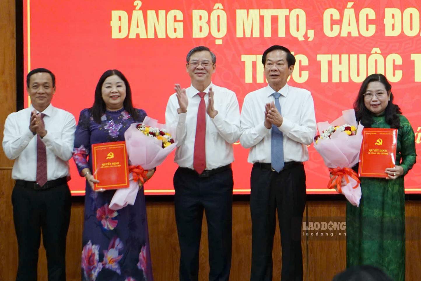 Secretary of Can Tho City Party Committee Do Thanh Binh and Chairman of Can Tho City People's Committee Truong Canh Tuyen present Decisions to 2 newly established Party Committees. Photo: Ta Quang