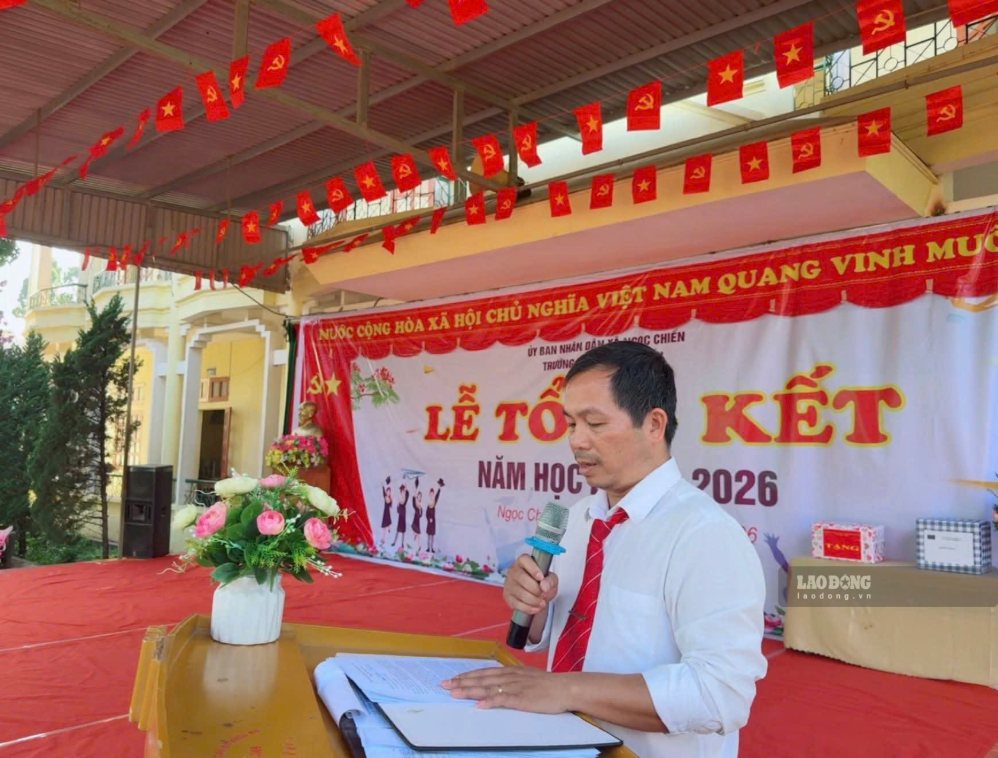 Mr. Tran Van Quyen, Principal of Ngoc Chien Secondary School, Son La, voluntarily resigned from his management position and returned to work as a Math teacher. Photo: Tran Quyen