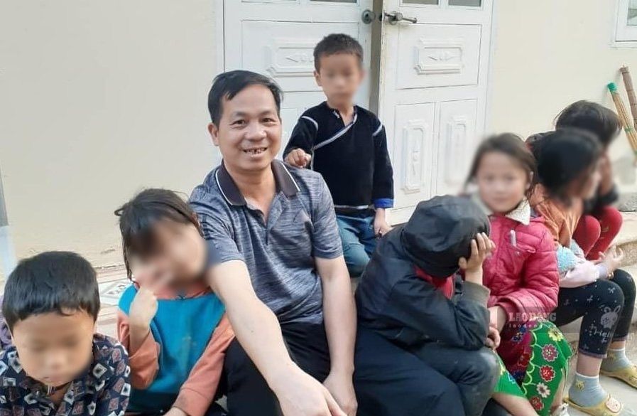 Ông Trần Văn Quyển sau giờ làm bên học sinh vùng cao. Ảnh: Trần Quyển