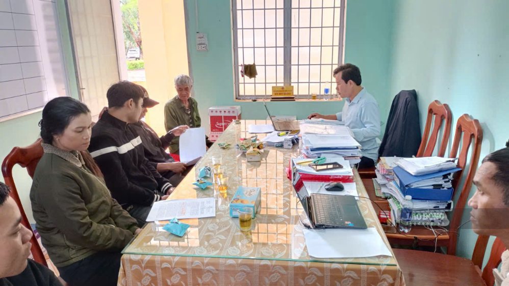 Ia Bang commune officials exchange and explain regulations on supporting and compensating for land for people when constructing projects. Photo: Thanh Tuan