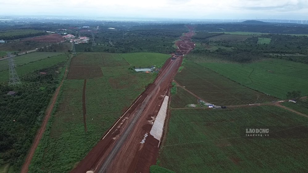 Thi công dự án cao tốc Quy Nhơn - Pleiku. Ảnh: Thanh Tuấn