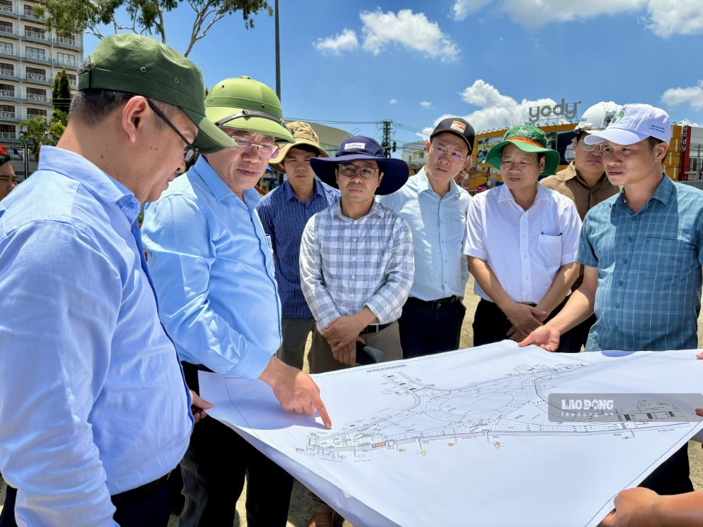 Ông Phạm Anh Tuấn - Chủ tịch UBND tỉnh Gia Lai chỉ đạo các đơn vị đẩy nhanh tiến độ thi công dự án. Ảnh: Thanh Tuấn