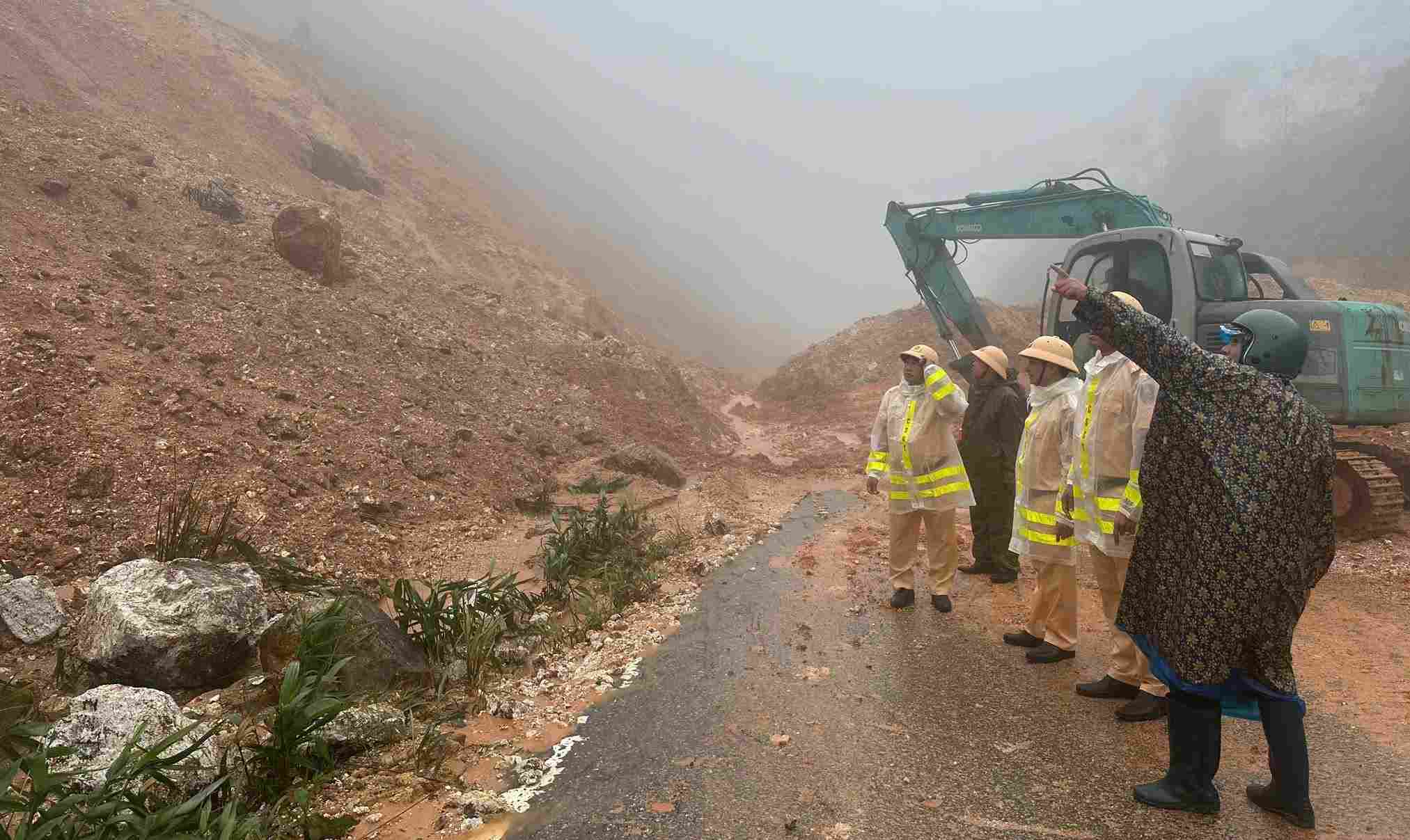 Many landslide locations appear on National Highway 40B (the section connecting Quang Ngai province to Da Nang). Photo: Quang Ngai Provincial Police