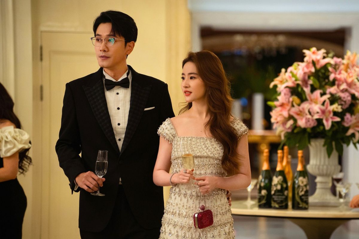 Liu Yifei and Peng Guan Ying in the movie "Rose Story". VieON photo.