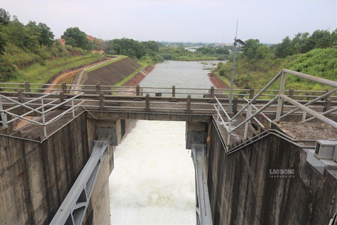 The Department of Construction and Management of Irrigation Works requests localities to arrange permanent personnel at works at risk of incidents and promptly handle unusual situations. Photo: Doan Hung