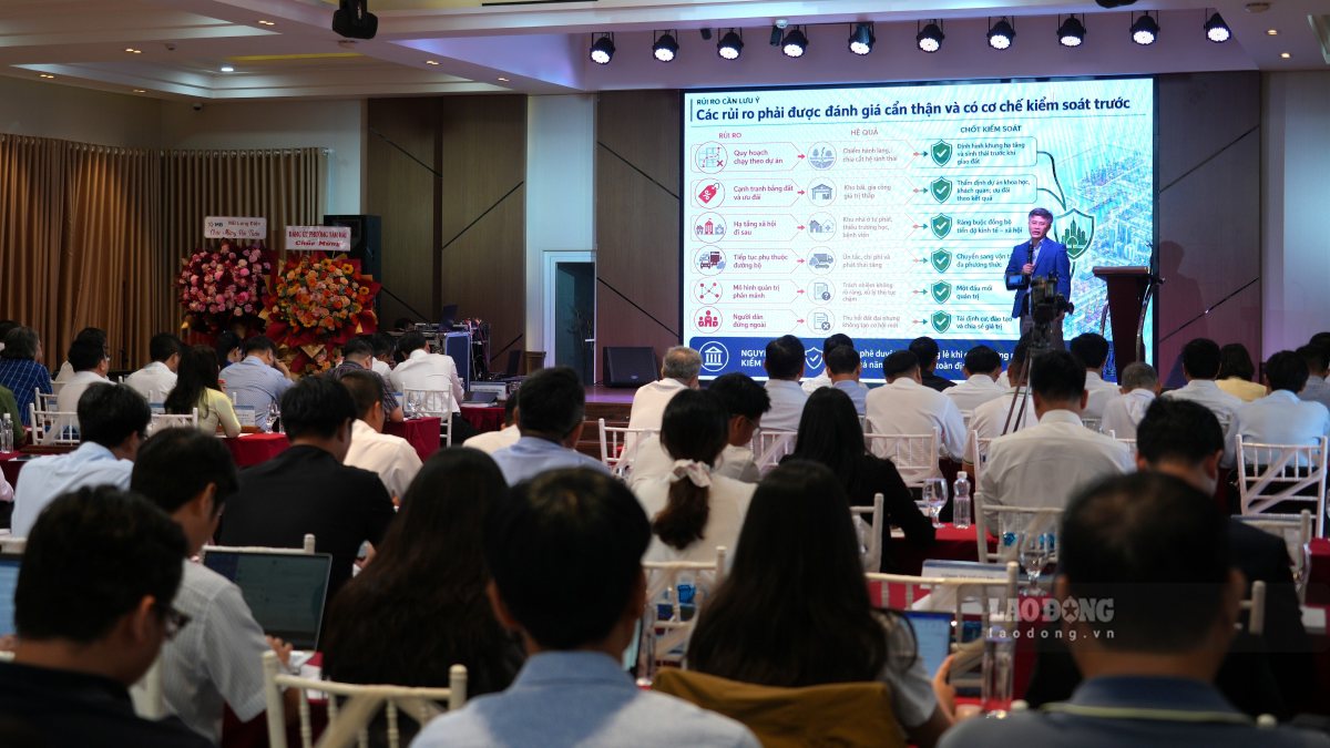 Experts contribute opinions to develop Tan Phuoc ward into a smart port city associated with Cai Mep Ha Free Trade Zone. Photo: Thanh An