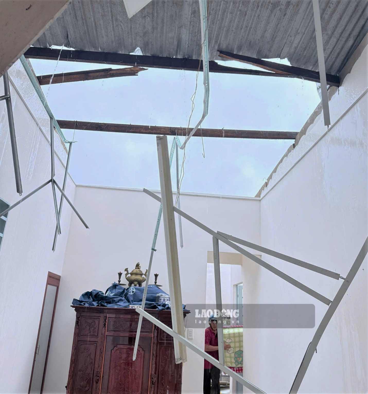 Mái nhà dân trên địa bàn phường 3 Bảo Lộc bị lốc xoáy thổi bay. Ảnh: Biện Long