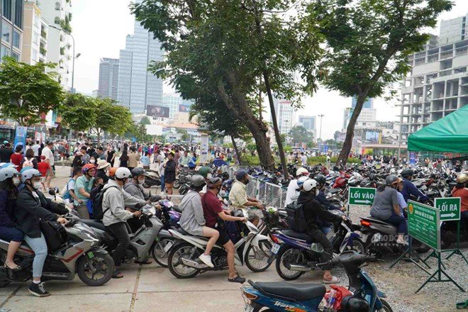 People in Ho Chi Minh City taking the metro to watch fireworks on National Day 2/9 can park their motorbikes at metro parking lots No. 1. Photo: Minh Quan