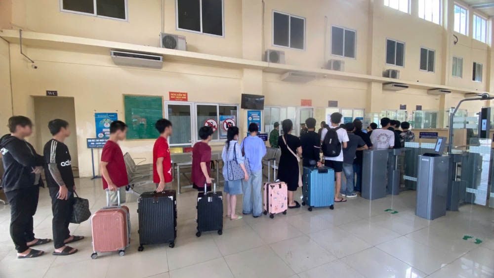 Tinh Bien International Border Gate Border Guard Station presides over and coordinates with functional forces to receive 47 Vietnamese citizens. Photo: Tien Vinh/An Giang Border Guard