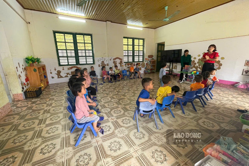 Surplus personnel after school merger in Lao Cai will be prioritized for positions that are missing or considered for transfer and reassignment. Photo: Dinh Dai