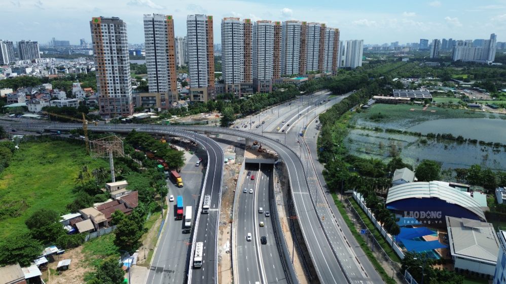 Drivers move quickly through An Phu intersection when there is a separate road from Dong Van Cong. Photo: Anh Tu