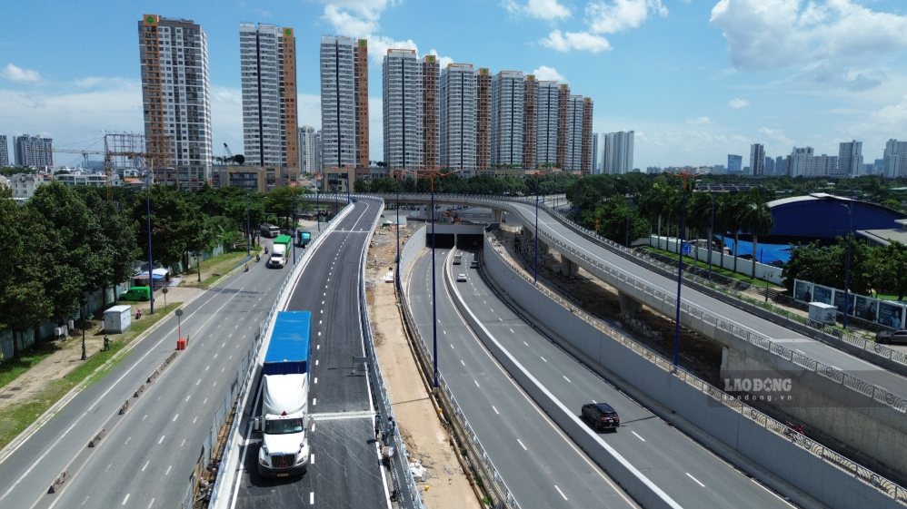 Nhánh N4 được tổ chức lưu thông một chiều với 2 làn xe, tạo thêm hướng đi riêng trên cao. Ảnh: Anh Tú