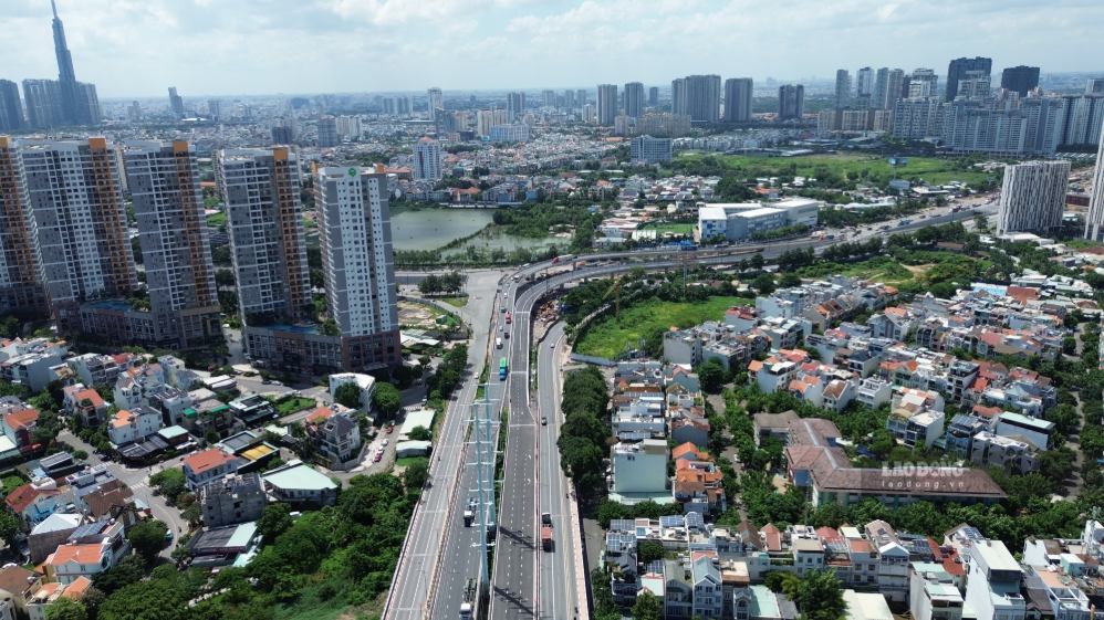 Nhánh cầu vượt từ đường Đồng Văn Cống đi nút giao An Phú TP.HCM (bên phải) vừa thông xe. Ảnh: Anh Tú