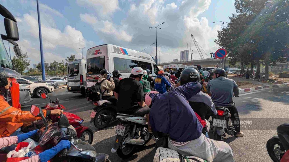 Trước đây, khu vực giao Đồng Văn Cống - Mai Chí Thọ thường xuyên xảy ra ùn tắc cục bộ khi lượng xe tăng cao. Ảnh: Anh Tú