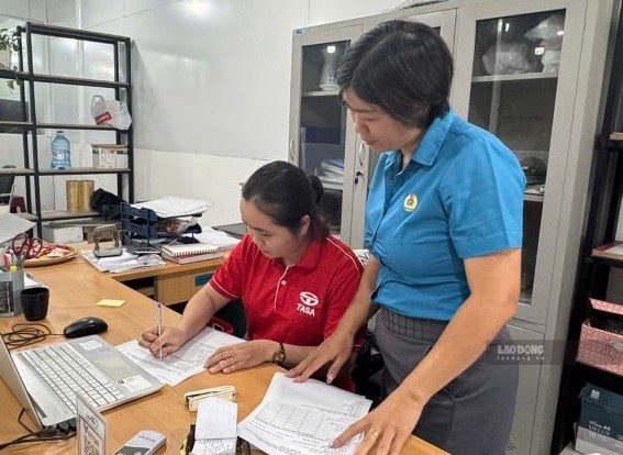 Dien Hong Ward Trade Union deploys to collect opinions from union members and workers. Photo: Hoang Anh