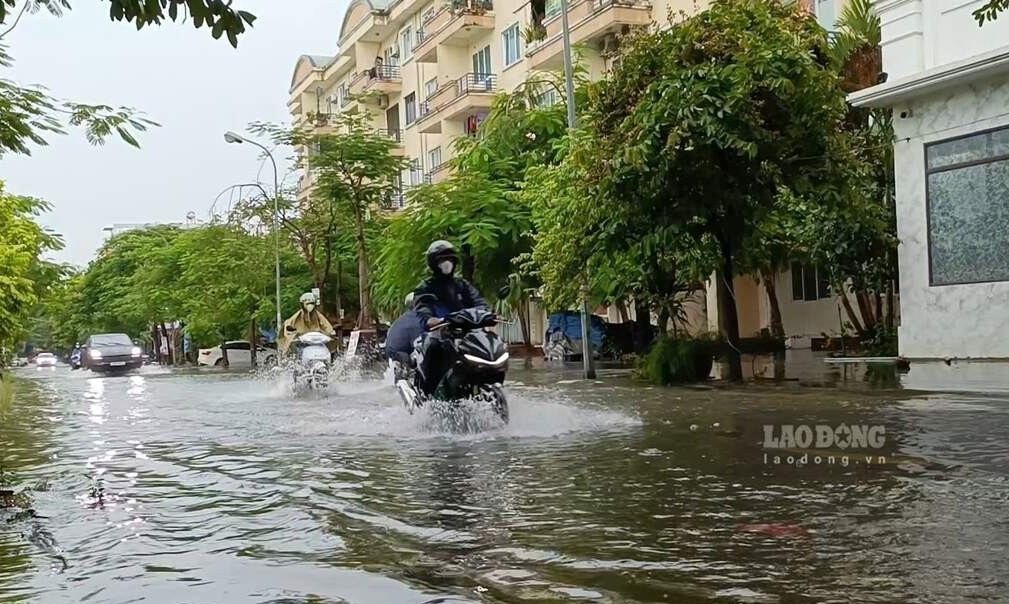 Hai Phong has prolonged rain due to the influence of a tropical depression with the potential to strengthen into a storm. Photo: Mai Dung