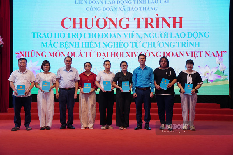 7 union members and workers received support from the program "Gifts from the 14th Vietnam Trade Union Congress". Photo: Dinh Dai