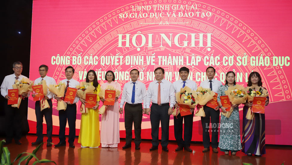 Các hiệu trưởng, hiệu phó nhận quyết định điều động, bổ nhiệm tại các trường mới. Ảnh: Hoài Phương