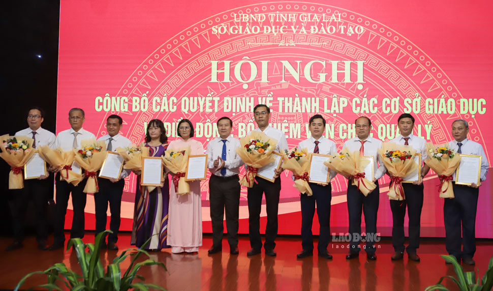 Leaders of Gia Lai Provincial Department of Education and Training present the decision to establish the school after the arrangement. Photo: Hoai Phuong