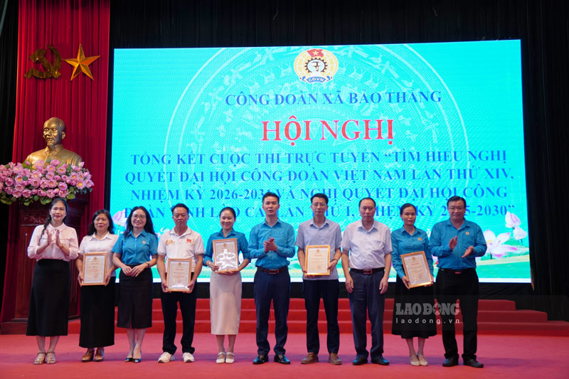Lãnh đạo Công đoàn trao thưởng cho các tập thể đạt giải. Ảnh: Đinh Đại