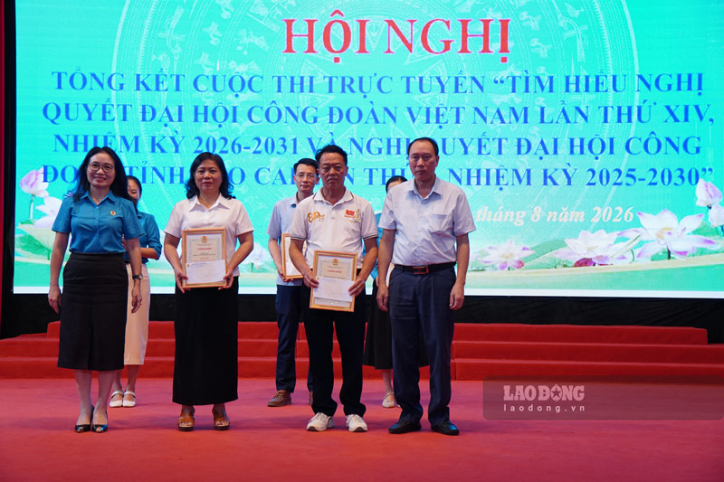 Awarding prizes to grassroots trade unions with outstanding achievements in the contest to understand the resolution. Photo: Dinh Dai