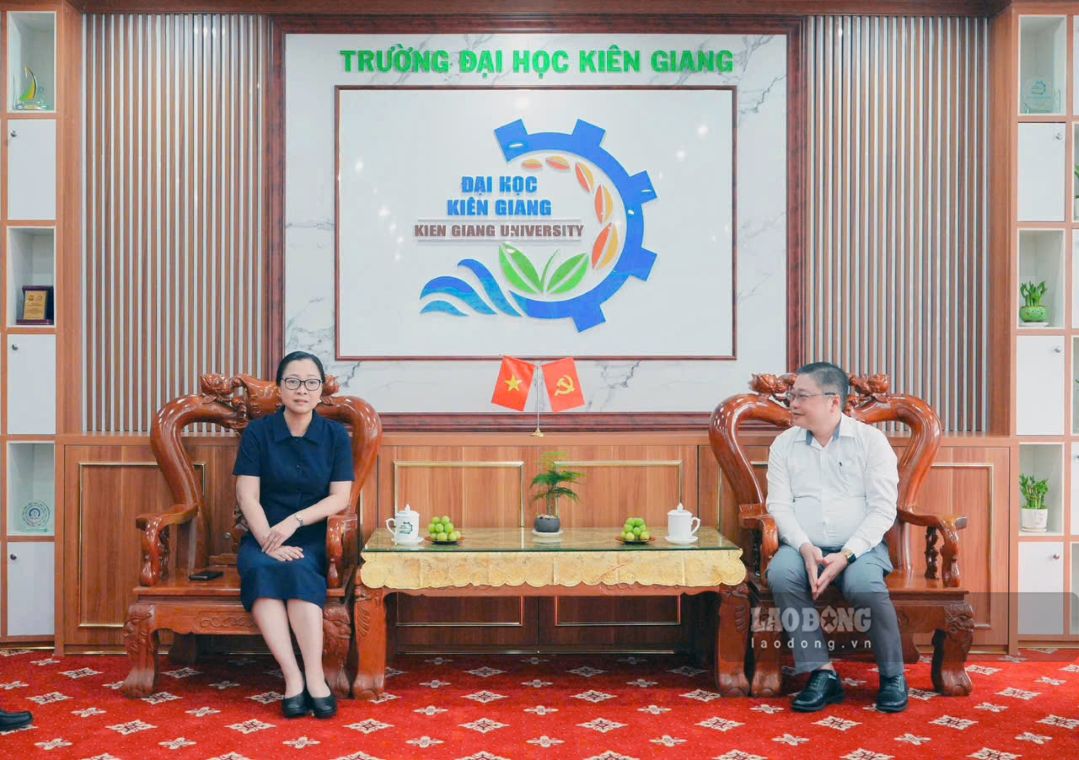 Deputy Minister of Education and Training Nguyen Thi Quyen Thanh (left photo) discussed with KGU Principal Nguyen Huu Tho. Photo: Nguyen Thi Nhu Y