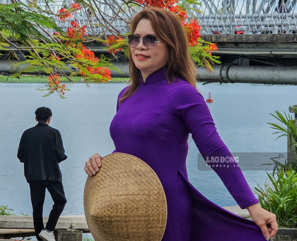 Chị Sally Phạm chụp ảnh bên cầu Trường Tiền trong thời điểm công trình đang dần hoàn thiện diện mạo mới. Ảnh: Phúc Đạt