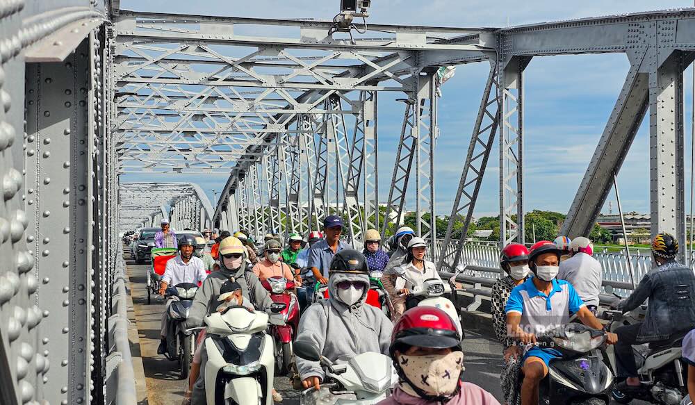 Người dân lưu thông qua cầu Trường Tiền trong thời gian công trình đã được sơn mới. Ảnh: Nguyễn Luân