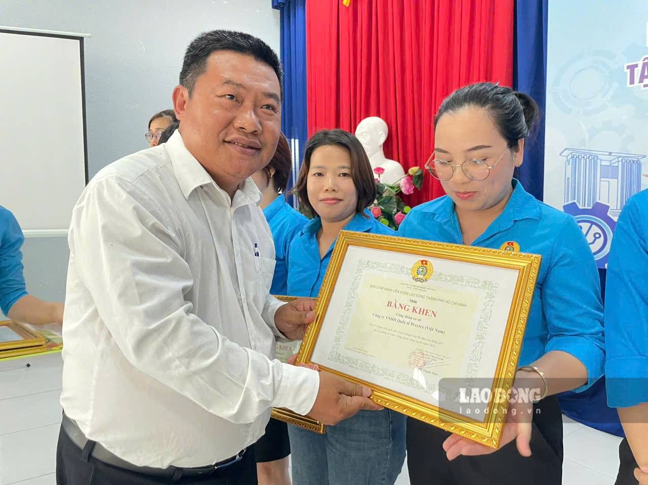 Mr. Dang Tan Dat - Member of the Standing Committee of the Ho Chi Minh City Labor Federation, Head of Working Group No. 9 for area management awarded certificates of merit from the Ho Chi Minh City Labor Federation to trade union officials with outstanding achievements in trade union activities. Photo: Dinh Trong