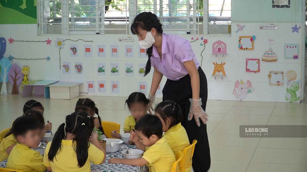Deploying "Responsibility Green Stick" to strengthen control of meal quality at schools in Ho Chi Minh City. Photo: Thai Bao
