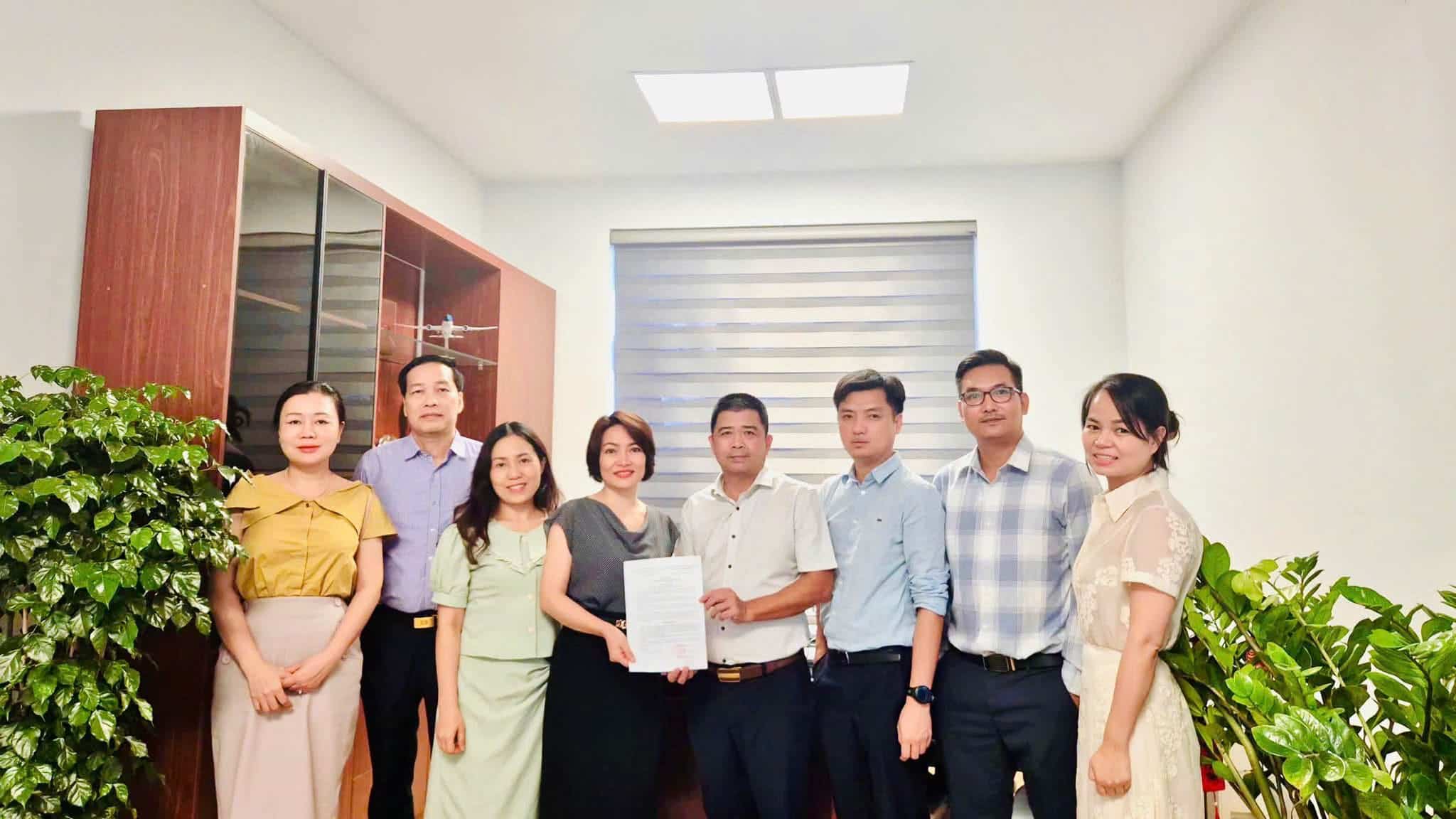 Aircraft Engineering Co., Ltd. unexpectedly rewarded Ms. Vu Thi Tuoi (4th from the left) 4 million VND for having an initiative to apply technology to the management of import and export of materials. Photo: Provided by the Company's Trade Union.