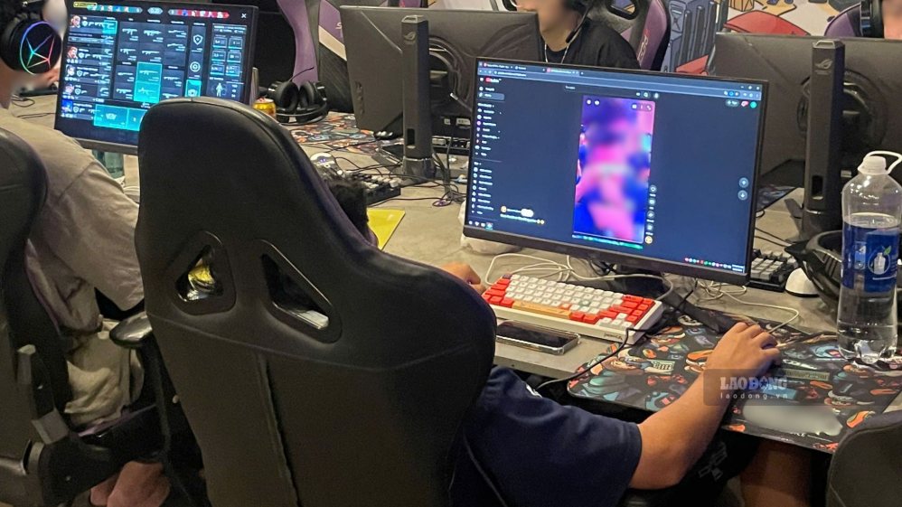 Breaks between game matches, while waiting for work to be completed or simply a few minutes of free time, many young people tend to play short videos for entertainment. Photo: Minh Vu