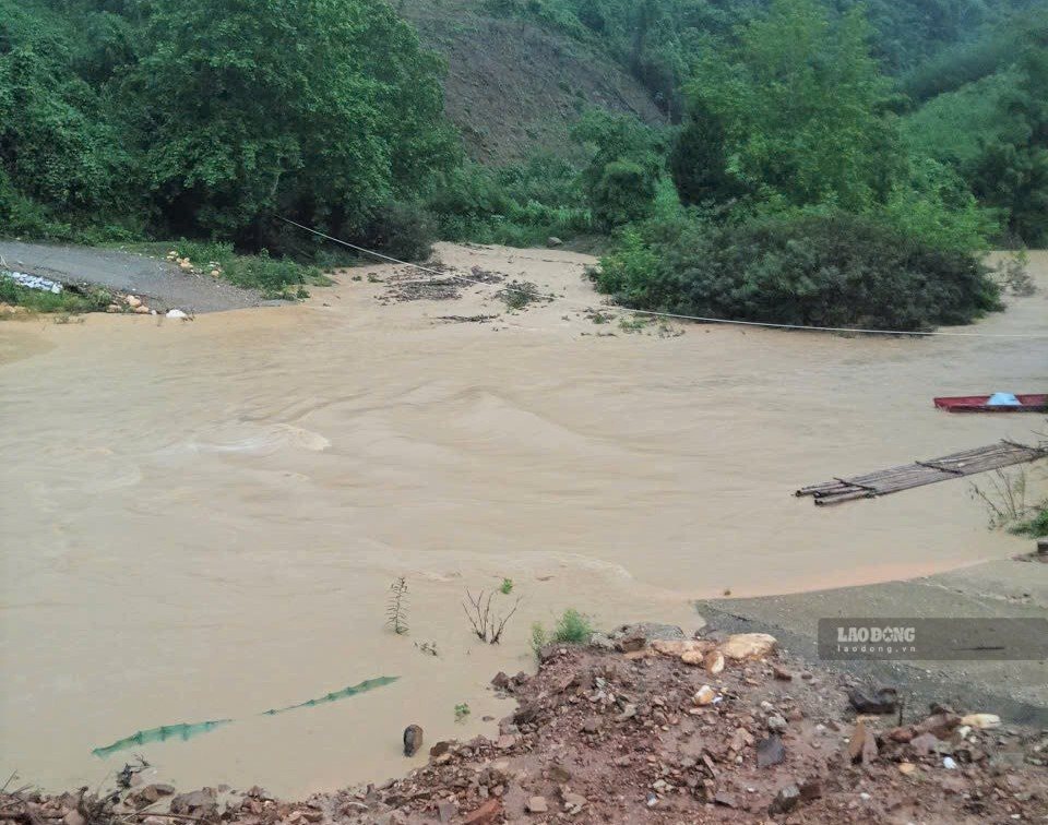 Floodwaters swept away the temporary bridge across Hoi Nguyen stream in Yen Thang village (Yen Hoa commune, Nghe An). Photo: Duy Chuong