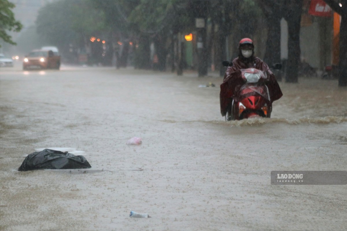 Mưa lớn gây ngập một số tuyến đường ở khu vực Vinh. Ảnh: Duy Chương