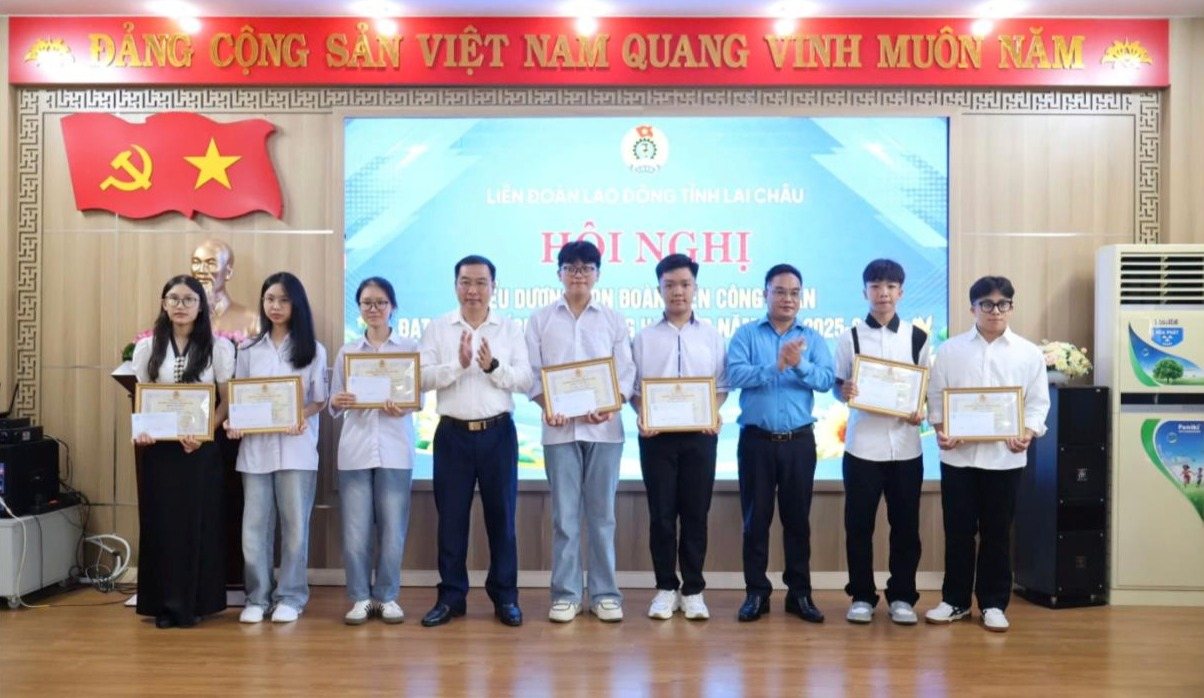 Leaders of the Provincial Vietnam Fatherland Front Committee and the Provincial Labor Federation awarded commendations to students who are union members' children. Photo: Lai Chau Provincial Labor Federation