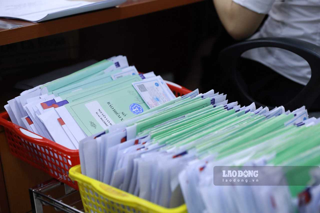 Procedures for resolving death benefits and retroactively receiving pensions and allowances of beneficiaries who have died but have not yet received benefits have been updated. Photo: Hai Nguyen