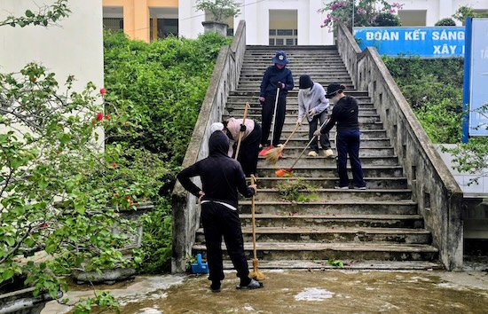 Dọn dẹp, vệ sinh trong khuôn viên trường học trước khi diễn ra năm học mới. Ảnh: Trường Tiểu học và Trung học cơ sở A Ngo