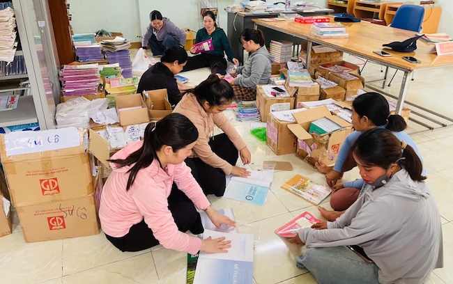 Officials and teachers prepare textbooks for students in the 2026-2027 school year. Photo: A Ngo Primary and Secondary School