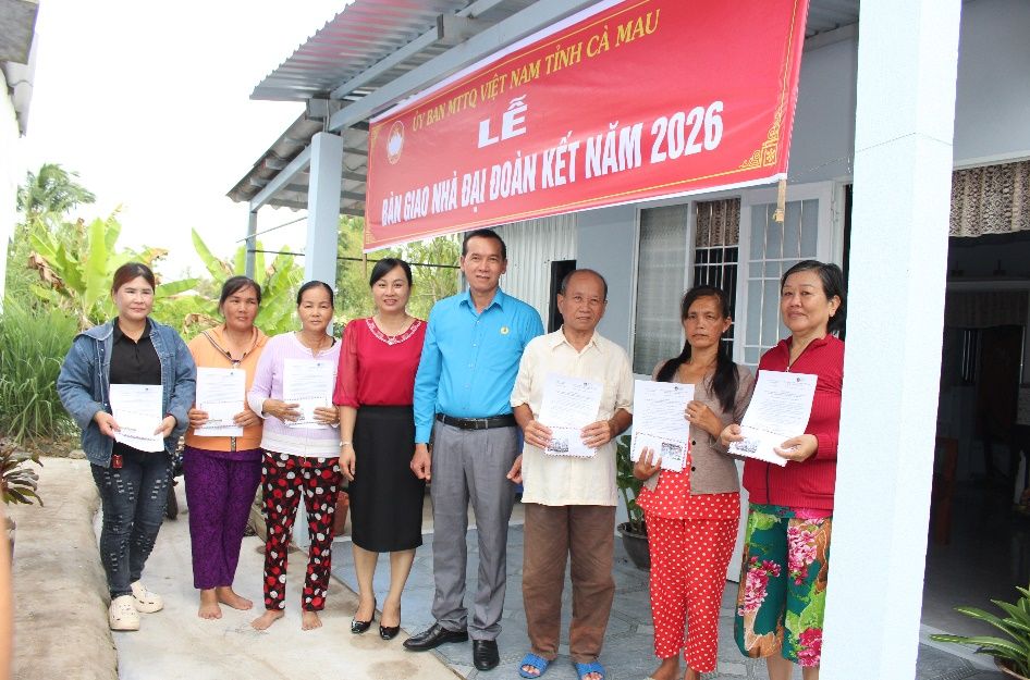 Ông Lý Công Bắc - Chủ tịch Liên đoàn Lao động tỉnh Cà Mau - trao quyết định bàn giao nhà cho 06 hộ gia đình. Ảnh: Thiệu Vũ