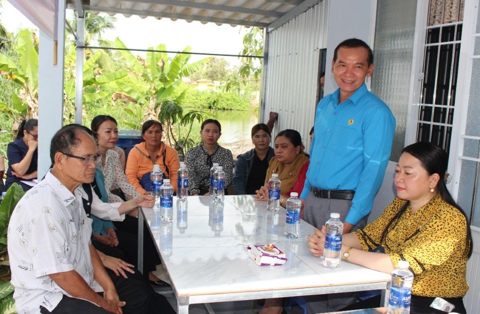 Mr. Ly Cong Bac - Vice Chairman of the Vietnam Fatherland Front Committee of Ca Mau province, Chairman of the Provincial Labor Federation - presents the Decision on handover of houses to 06 households. Photo: Thieu Vu